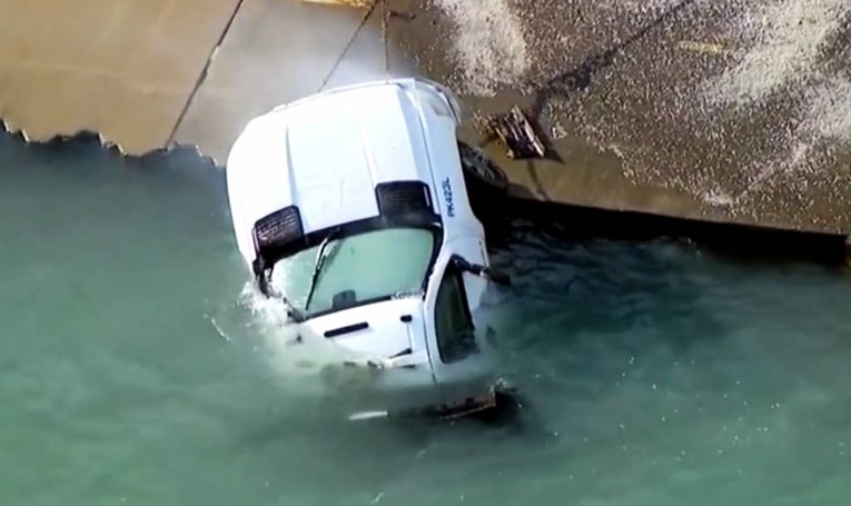 VIDEO Kombi u SAD-u posipao zaleđene ceste solju, odsklizao u mrzlo jezero